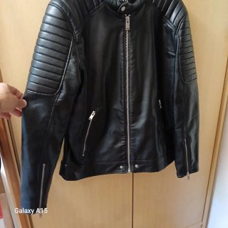 Chaqueta de cuero sintético negra de Zara. Está co