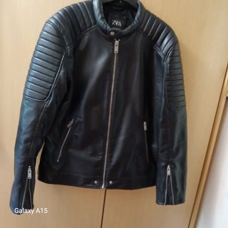 Chaqueta de cuero sintético negra de Zara. Está co