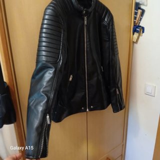 Chaqueta de cuero sintético negra de Zara. Está co