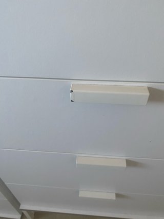 Cómodas blancas con detalles en marrón