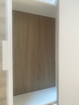 Cómodas blancas con detalles en marrón