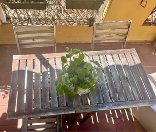 Mesa de jardín con 3 sillas de madera