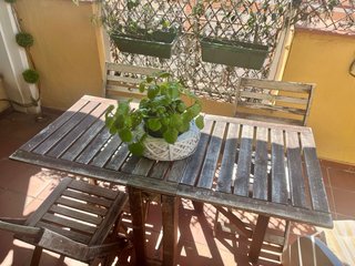 Mesa de jardín con 3 sillas de madera