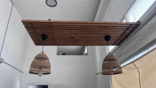 Lámparas de mimbre y madera