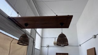 Lámparas de mimbre y madera