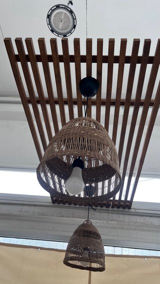 Lámparas de mimbre y madera