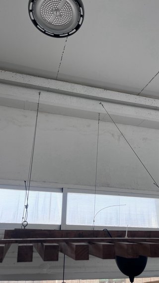 Lámparas de mimbre y madera