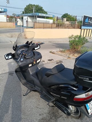 Moto Suzuki Burgman 650 Executive Negra