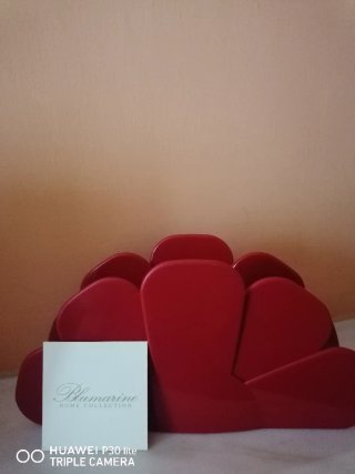 Portatovaglioli rosso a forma di fiore