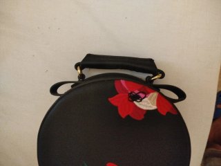 Bolso negro con flores rojas bordadas