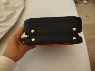 Bolso negro con flores rojas bordadas