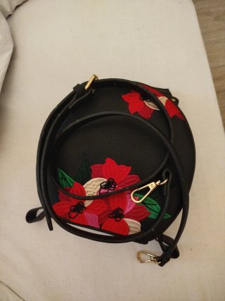 Bolso negro con flores rojas bordadas