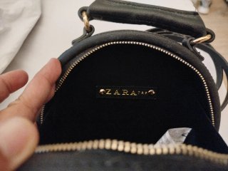 Bolso negro con flores rojas bordadas