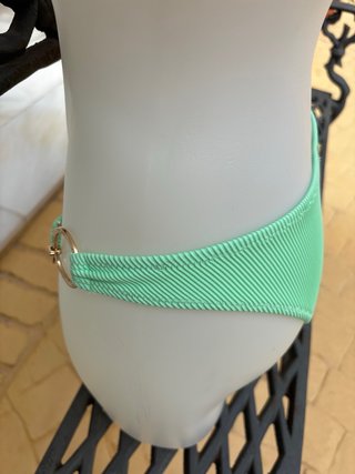 Bikini verde con argollas doradas