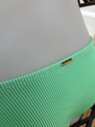 Bikini verde con argollas doradas