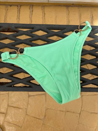 Bikini verde con argollas doradas