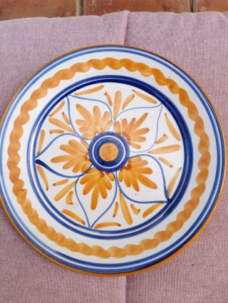 Platos antiguos de cerámica decorados a mano