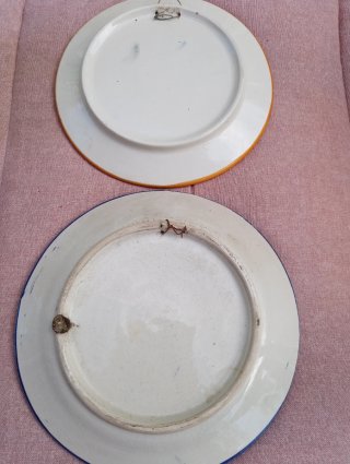 Platos antiguos de cerámica decorados a mano