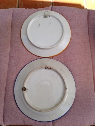 Platos antiguos de cerámica decorados a mano
