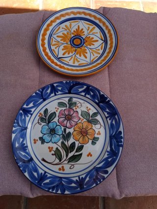 Platos antiguos de cerámica decorados a mano