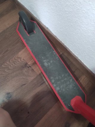 Patinete infantil rojo y negro