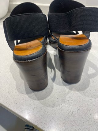 Sandalias negras de tiras elásticas