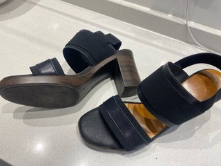 Sandalias negras de tiras elásticas