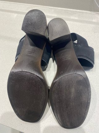 Sandalias negras de tiras elásticas