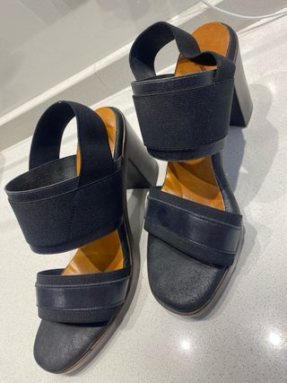 Sandalias negras de tiras elásticas