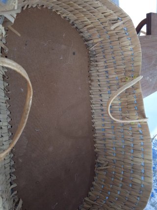 Cuna de mimbre antigua para bebé