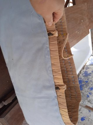 Cuna de mimbre antigua para bebé