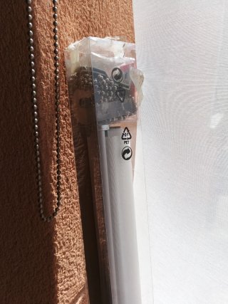 Cortina enrollable o estor beige/blanco