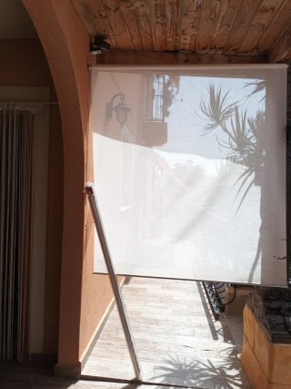Cortina enrollable o estor beige/blanco