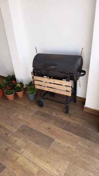 Barbacoa de carbón con ruedas