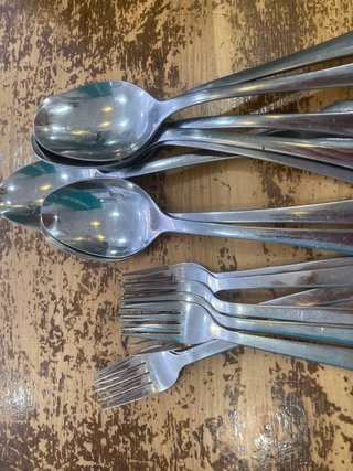 Set de cubiertos de metal plateado