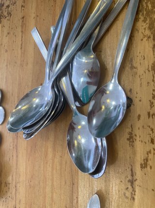 Set de cubiertos de metal plateado