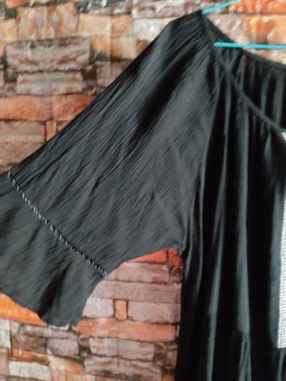 Camisa negra con bordado multicolor