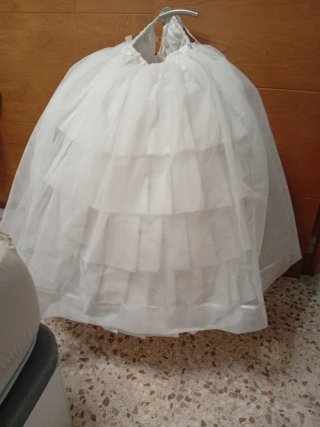 Cancán fallera con aros y volantes. Largo 95 cm .