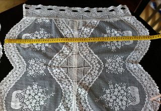 Dos cortinas de encaje blancas