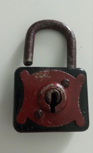 Antiguo candado de hierro con llave
