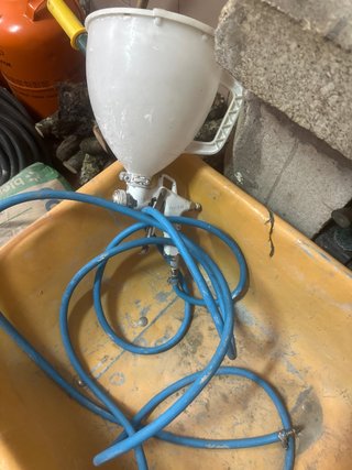 Pistola de pintura con manguera azul