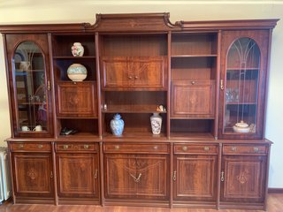 Mueble de madera con vitrinas