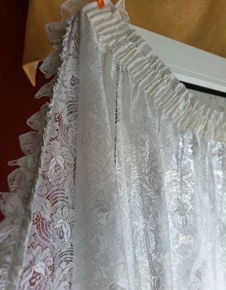 Dos cortinas blancas de encaje