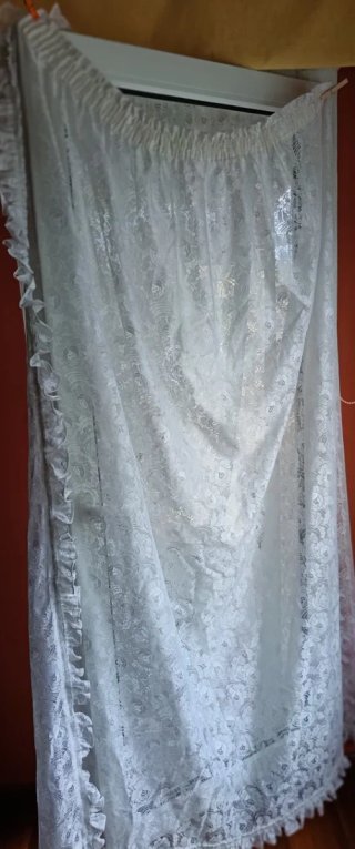 Dos cortinas blancas de encaje
