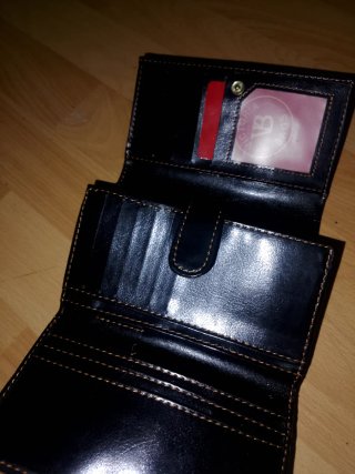 Cartera de mujer negra con detalles rojos