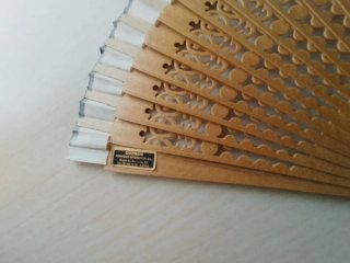 Abanico madera pintado a mano con unas flores rosa