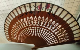 Abanico madera pintado a mano con unas flores rosa
