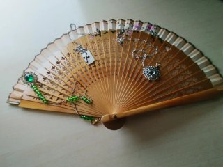 Abanico madera pintado a mano con unas flores rosa
