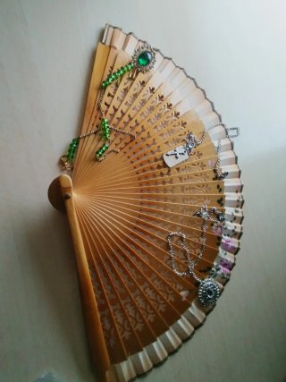 Abanico madera pintado a mano con unas flores rosa