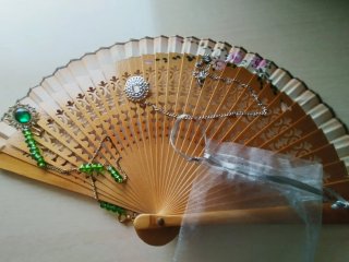 Abanico madera pintado a mano con unas flores rosa